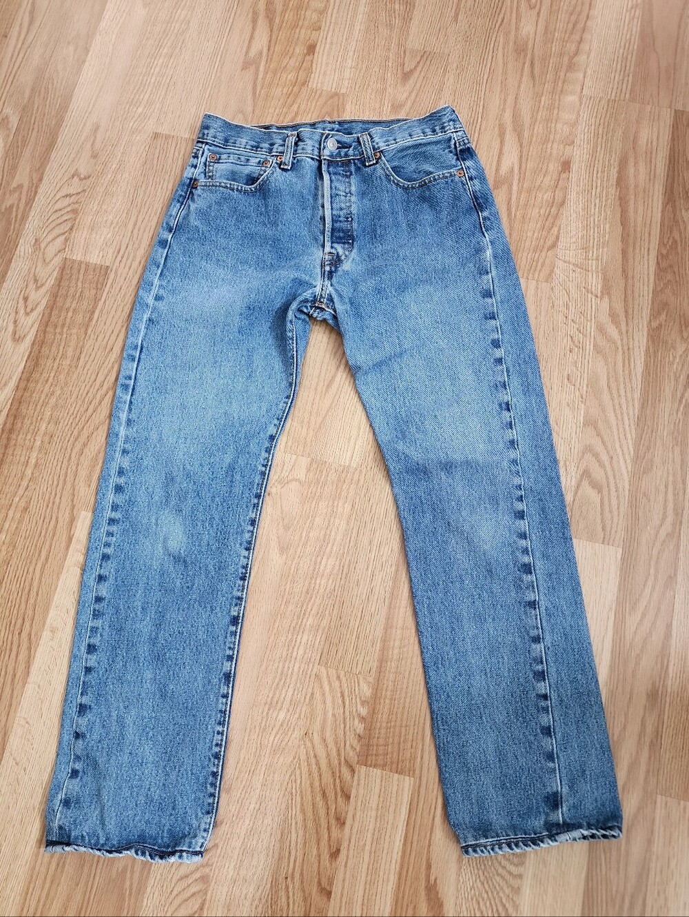 Levis 501 Jeans Mens 31x32 Blue Light Wash Button Fly Straight Denim Casual